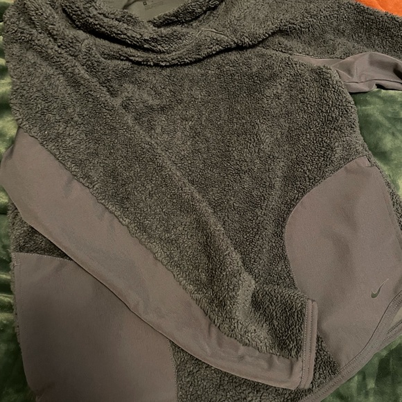 fluffy/comfy nike pull over hoodie - Picture 4 of 4